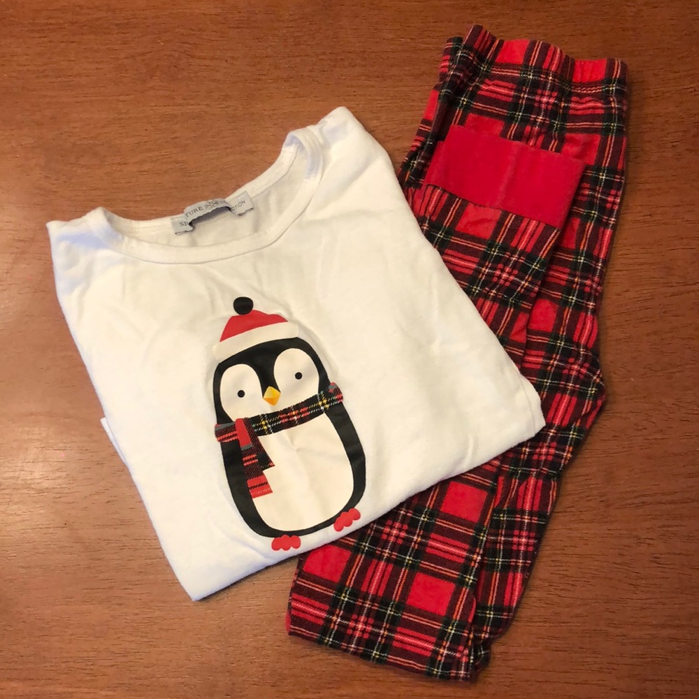 Avon Girl’s holiday pajama set.size 7